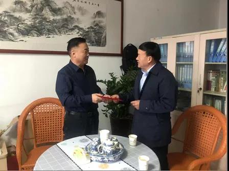 敦煌種業(yè)領導看望慰問公司老干部、老黨員及困難黨員職工
