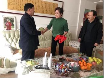 敦煌種業(yè)領導看望慰問公司老干部、老黨員及困難黨員職工