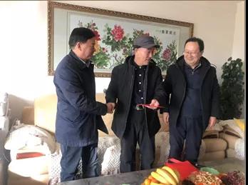 敦煌種業(yè)領導看望慰問公司老干部、老黨員及困難黨員職工
