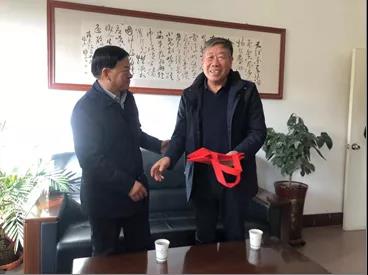 敦煌種業(yè)領導看望慰問公司老干部、老黨員及困難黨員職工