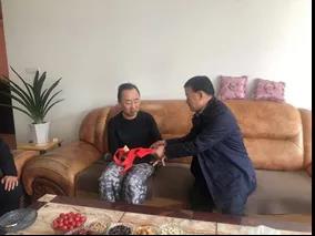 敦煌種業(yè)領導看望慰問公司老干部、老黨員及困難黨員職工