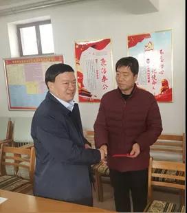 敦煌種業(yè)領導看望慰問公司老干部、老黨員及困難黨員職工