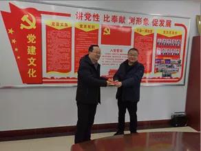 敦煌種業(yè)領導看望慰問公司老干部、老黨員及困難黨員職工